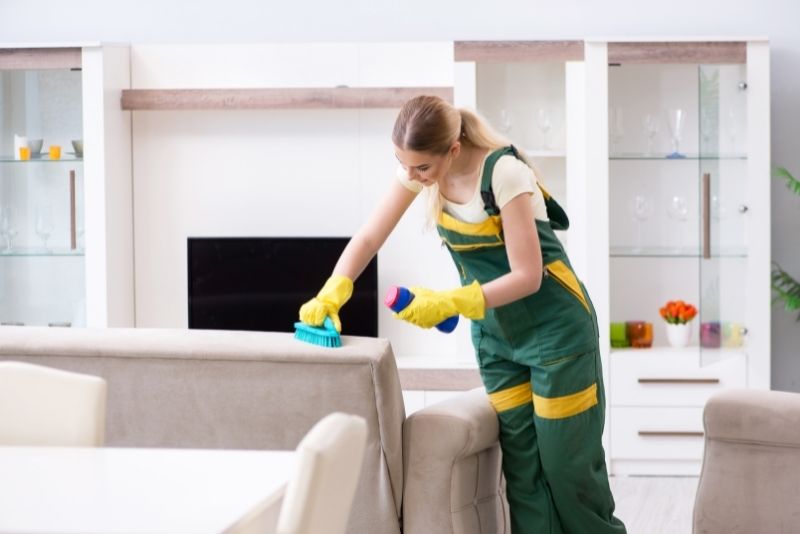 cleaners in Toowoomba Cleaners Elite cleaning the living room